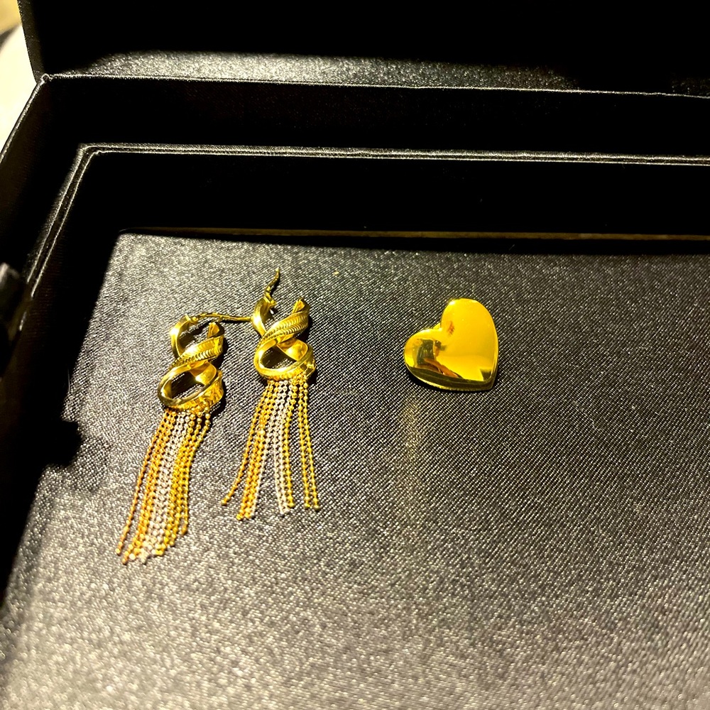 Very fun 🤩 costume jewelry earrings and heart pin. 💕